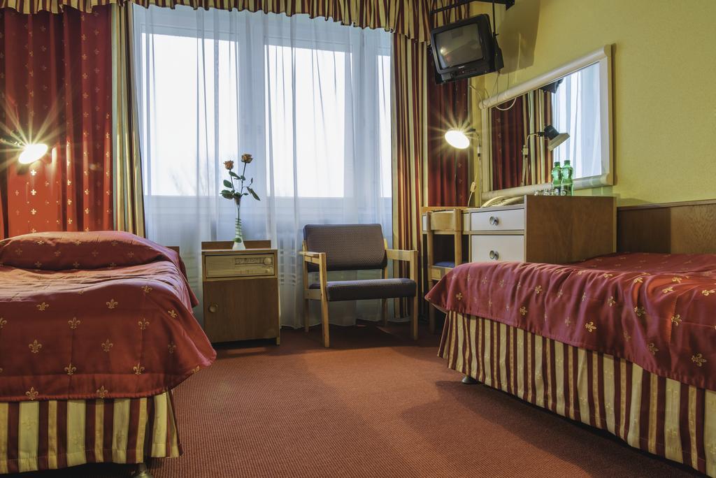 Hotel Accademia Ostrowiec Świętokrzyski Δωμάτιο φωτογραφία